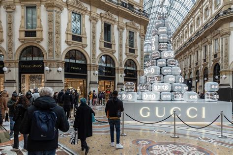 Milano, l'albero di Natale 2023 in Galleria è firmato Gucci.